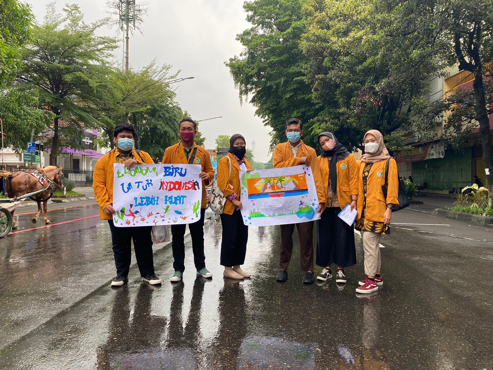 Mahasiswa Ilmu Komunikasi Melakukan Kegiatan Turun Aksi Membagikan Brosur Hari Nusantara Di CFD Slamet Riyadi Surakarta